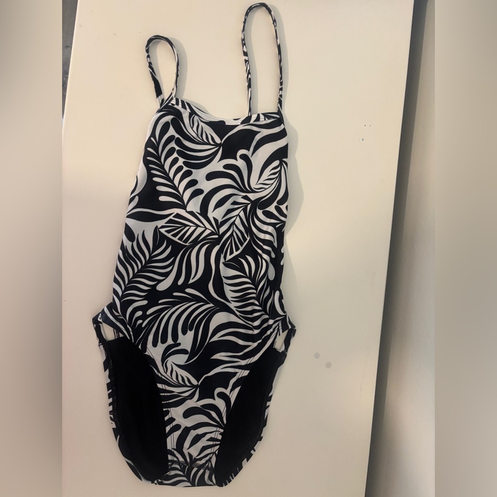 Julian 2 - Black and white leaves (26)